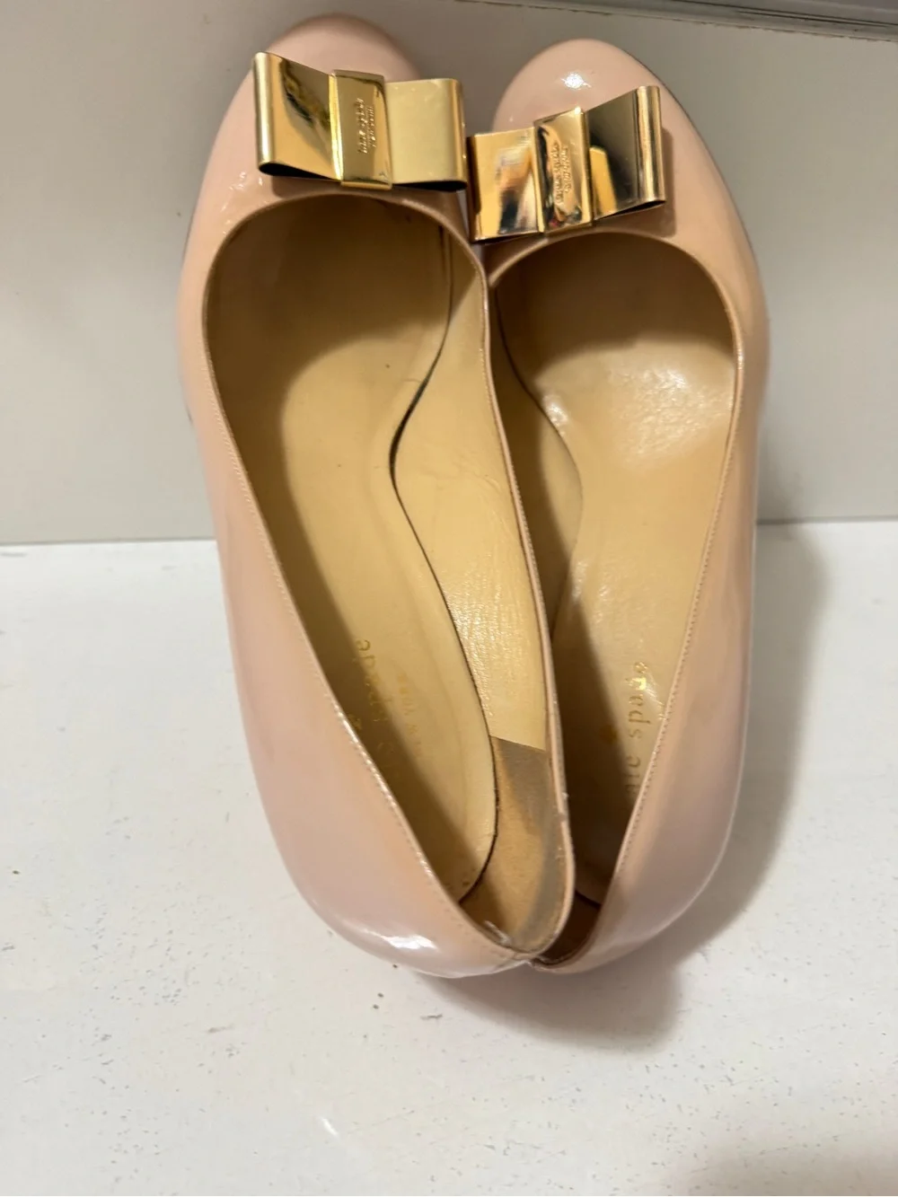kate spade Nude Patent Leather Bow Pumps with Gold Accent in good condition